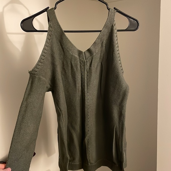 Off shoulder sweater - Picture 2 of 3